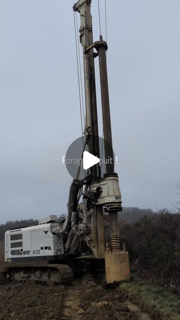 Machine de forage du puits sur le terrain